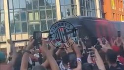 VIDEO – Milan-Torino, pullman rossonero arrivato a San Siro | PM News