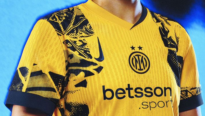 Inter, svelata la terza maglia gialla. In vendita dal 12 settembre: le immagini - immagine 1