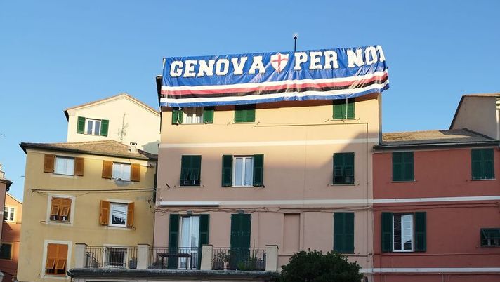 Boccadasse, non solo lo scoglio rossoblu: derby blucerchiato con lo striscione “Genova per noi” - immagine 1