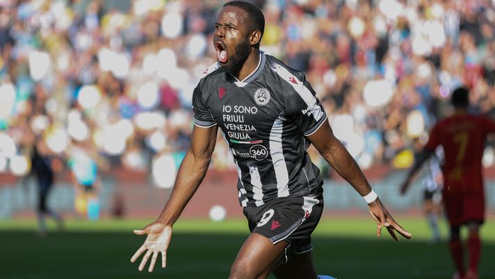 UDINE, ITALY - OCTOBER 25: Keinan Davis of Udinese celebrates scoring his team's second goal during the Serie A match between Udinese Calcio and US Lecce at Stadio Friuli on October 25, 2025 in Udine, Italy. (Photo by Timothy Rogers/Getty Images) Udinese, problema muscolare per Davis. Runjaic: “Speriamo di recuperarlo per Roma” - immagine 1