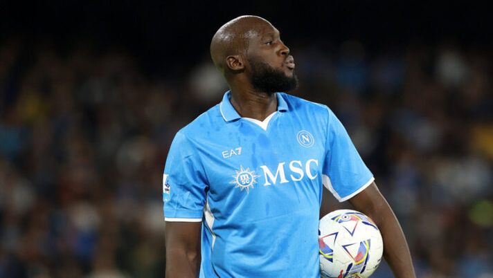NAPLES, ITALY - OCTOBER 04: Romelu Lukaku of SSC Napoli during the Serie A match between Napoli and Como at Stadio Diego Armando Maradona on October 04, 2024 in Naples, Italy. (Photo by Francesco Pecoraro/Getty Images) Lukaku: “Io pronto per la Roma”. La verità sul ginocchio infiammato e Conte rilancia Spinazzola - immagine 1
