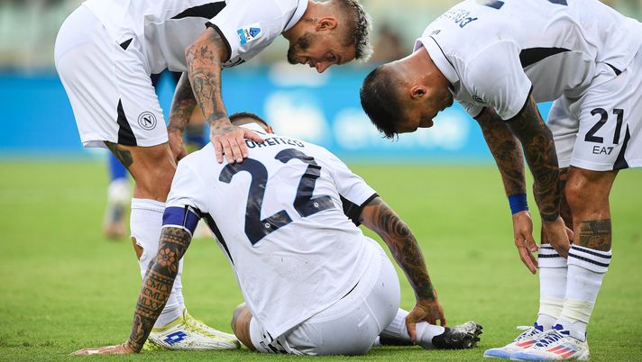 VERONA, ITALY - AUGUST 10: SSC Napoli player Pasquale Mazzocchi checking on Giovanni Di Lorenzo during the Serie A match between Hellas Verona and SSC Napoli at Marcantonio Bentegodi Stadium on August 18, 2024 in Verona, Italy. (Photo by SSC Napoli/Getty Images) Rosa senza qualità e quantità, il Napoli così non può aspirare al titolo: l’analisi - immagine 1