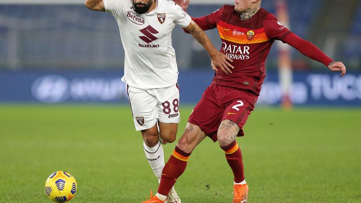 ROME, ITALY - DECEMBER 17: Tomas Rincon of Torino is challenged by Rick Karsdorp of Roma during the Serie A match between AS Roma and Torino FC at Stadio Olimpico on December 17, 2020 in Rome, Italy. The match will be played without fans, behind closed doors as a Covid-19 precaution. (Photo by Paolo Bruno/Getty Images) Toro, con la Roma bisogna giocare a viso aperto: serve il pressing alto - immagine 1