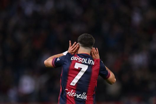 BOLOGNA, ITALY - APRIL 30: Riccardo Orsolini of Bologna FC celebrates after scoring the opening goal during the Serie A match between Bologna FC and Juventus at Stadio Renato Dall'Ara on April 30, 2023 in Bologna, Italy. (Photo by Alessandro Sabattini/Getty Images) Centrocampista e esterno alto, quanti obiettivi in comune tra Lazio e Fiorentina- immagine 2