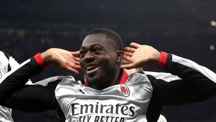 Milan, il rapper Ernia canta la parodia 'Fofana' al suo concerto: il video