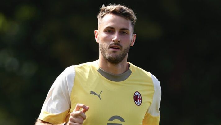 CAIRATE, ITALY - SEPTEMBER 18: Santiago Gimenez of AC Milan in action during an AC Milan Training Session at Milanello on September 18, 2025 in Cairate, Italy. (Photo by Giuseppe Cottini/AC Milan via Getty Images) Allegri su Gimenez: “Sta facendo bene, deve stare sereno perché inizierà a far gol” - immagine 1