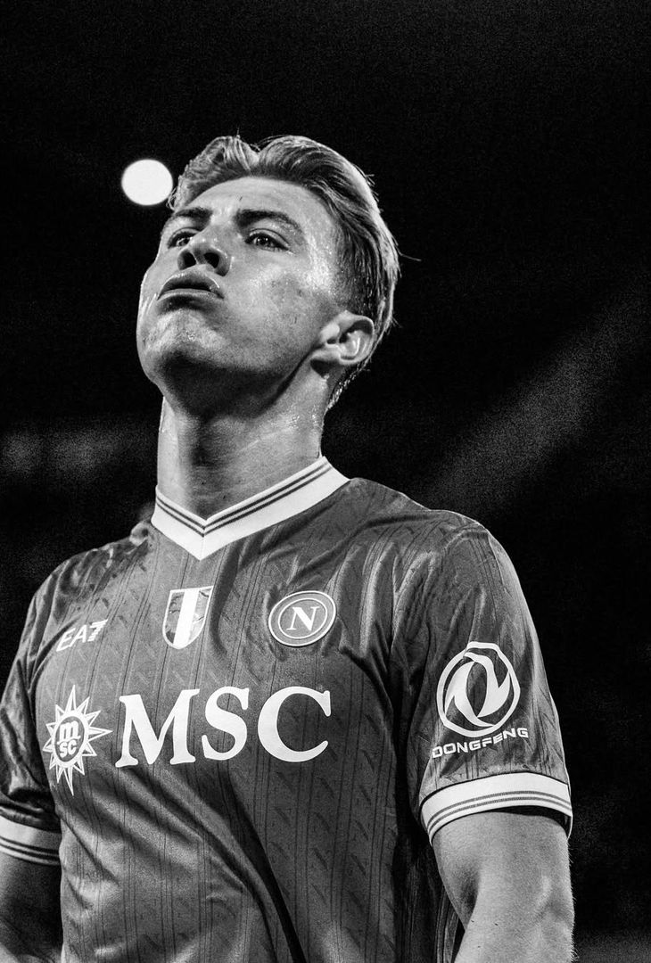 Apre McTominay, chiude Alisson Santos; nel mezzo, l'autorete di Terracciano e De Bruyne: una gara perfetta disputata venerdì sera dal Napoli di Antonio Conte contro la Cremonese, riassunta in 20 fotografie bianche e nere che vanno a comporre un post pubblicato in giornata dall'admin Instagram della compagine partenopea.