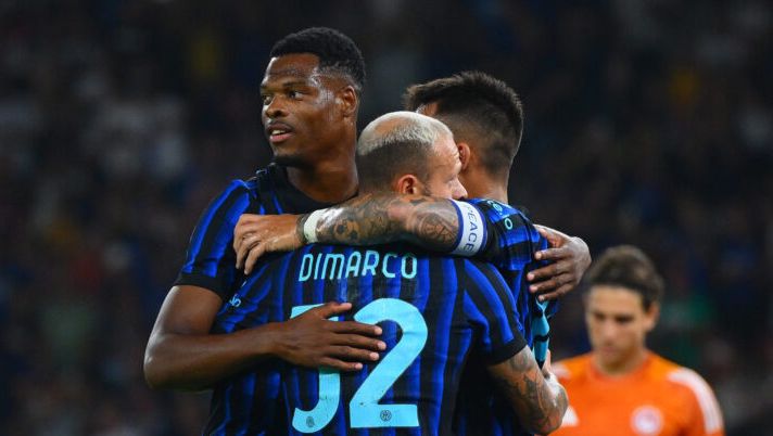 BARI, ITALY - AUGUST 16: Federico Dimarco of FC Internazionale celebrates goal with teammates Denzel Dumfries of FC Internazionale and Lautaro Martinez of FC Internazionale during the Pre-Season friendly match between FC Internazionale and Olympiacos FC at Stadio San Nicola on August 16, 2025 in Bari, Italy. (Photo by Mattia Pistoia - Inter/Inter via Getty Images) Inter, da Thuram e Dumfries alle condizioni di Dimarco: tutto sull’amichevole contro l’Olympiacos - immagine 1