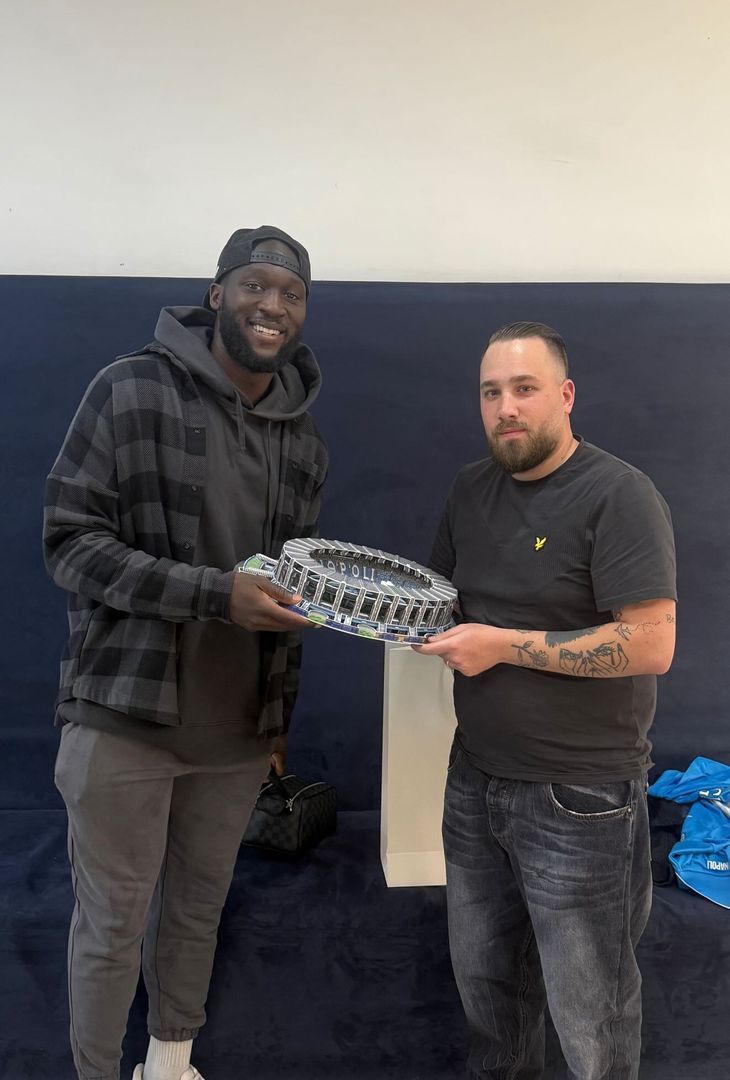 Il tifoso Gaetano Chiummo ha fatto un regalo speciale a Conte e ai giocatori del Napoli a Castel Volturno.