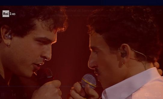 Screen Rai1 A Sanremo Morandi canta col figlio. Gassman: “Ah allora non è vero che…”- immagine 2