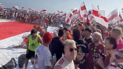 VIDEO – I tifosi del River Plate invadono Venice Beach con striscioni e bandiere