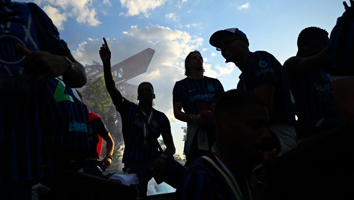 MILAN, ITALY - MAY 17: Ange-Yoan Bonny of FC Internazionale celebrates the 21st Scudetto trophy during the Bus Parade on May 17, 2026 in Milan, Italy. (Photo by Mattia Pistoia - Inter/Inter via Getty Images) Curaçao-Costa d’Avorio, quote Bonny marcatore e doppietta: confronto operatori - immagine 1