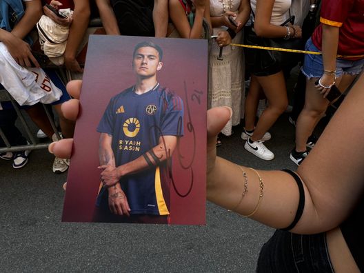 Dybala, la Joya si affaccia al balcone del Roma Store: ovazione di 500 tifosi  LIVE- immagine 3