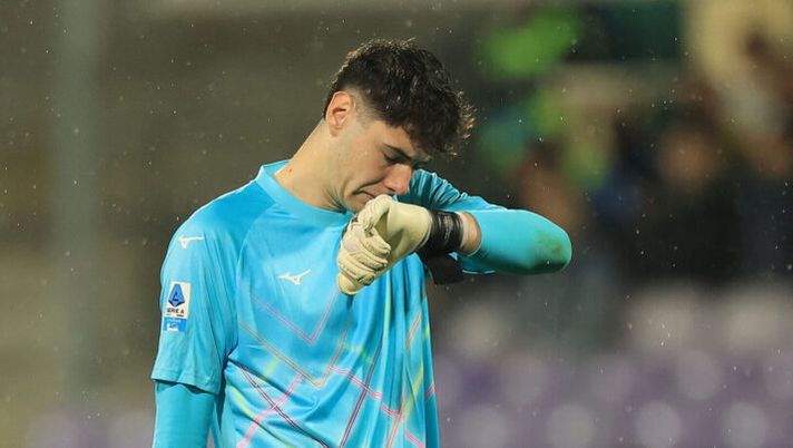 FLORENCE, ITALY - APRIL 13: Edoardo Motta goalkeeper of SS Lazio reacts during the Serie A match between ACF Fiorentina and SS Lazio at Artemio Franchi on April 13, 2026 in Florence, Italy. (Photo by Gabriele Maltinti/Getty Images) Non solo Zaccagni: niente derby anche per Motta e Patric! Così cambia la formazione della Lazio - immagine 1