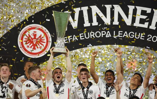 Filip Kostic alza la coppa con l'Eintracht. (Photo by Alex Grimm/Getty Images) Alla scoperta di Oliver Glasner: chi è il Mr Wolf del Crystal Palace- immagine 5