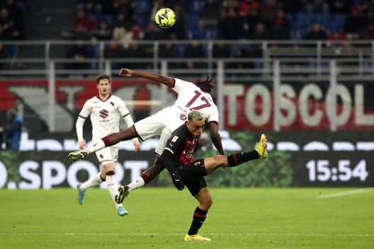 MILAN, ITALY - JANUARY 11: Wilfried Singo of Torino FC battles for possession with Sergino Dest of AC Milan during the Coppa Italia match between AC Milan and Torino FC at Stadio Giuseppe Meazza on January 11, 2023 in Milan, Italy. (Photo by Marco Luzzani/Getty Images)