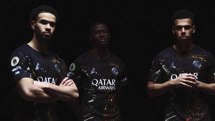 Quinta maglia PSG 2025/26: l’omaggio alla notte parigina debutta negli ottavi di Champions - immagine 1