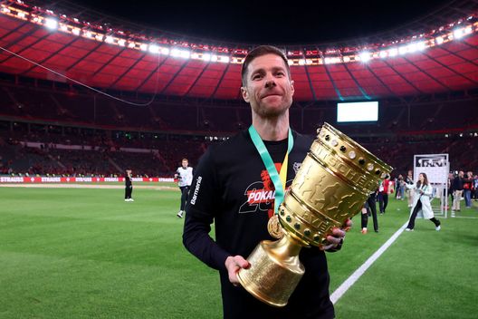 BERLIN, GERMANIA: Xabi Alonso, allenatore del Bayer Leverkusen, posa con la DFB-Pokal vinta l'anno scorso. (foto di Alexander Hassenstein/Getty) Arminia Bielefeld-Stoccarda, una squadra di terza categoria finirà in Europa League? Il pronostico di DDD- immagine 3