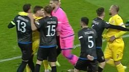 Romania-Kosovo: gli ospiti escono dal campo per i cori dagli spalti