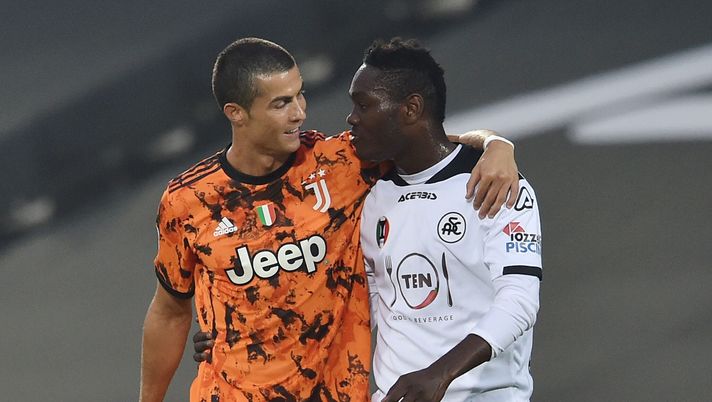 CESENA, ITALY - NOVEMBER 01: Cristiano Ronaldo of Juventus and Emanuel Gyasi of Spezia Calcio after the Serie A match between Spezia Calcio and Juventus at Dino Manuzzi Stadium on November 1, 2020 in Cesena, Italy. (Photo by Giuseppe Bellini/Getty Images) Gyasi Cristiano Ronaldo Spezia Calcio v Juventus - Serie A
