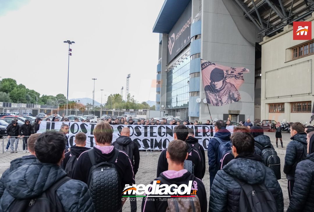 FOTO Palermo: la squadra verso Benevento. Cori e striscioni al “Barbera” (La Gallery) - immagine 14
