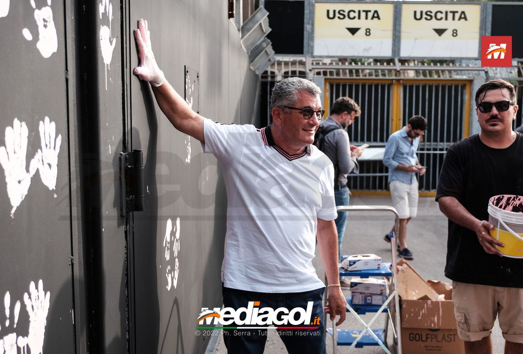 FOTO Palermo, le impronte rosa sul murales del ‘Renzo Barbera’ (Gallery) - immagine 90