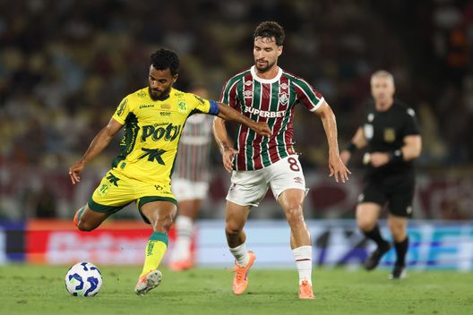 Danielzinho del Mirassol calcia il pallone durante la partita tra Fluminense e Mirassol, valida per il Brasileirão 2025, disputata allo stadio Maracanã il 6 novembre 2025 a Rio de Janeiro, Brasile.(Foto di Lucas Figueiredo/Getty Images) Brasileirao, Santos-Mirassol: dove vedere la gara gratis in streaming- immagine 2
