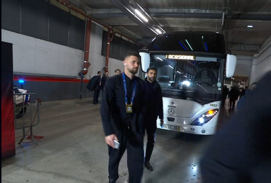 Gli azzurri sbarcano al Da Luz! L’arrivo e la ricognizione del Napoli – FOTOGALLERY - immagine 3