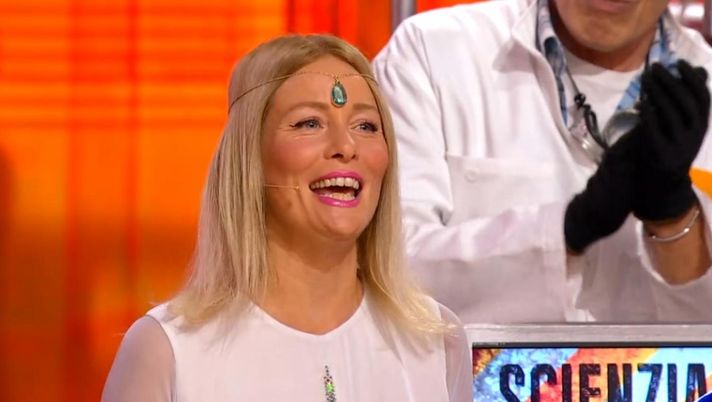 Avanti un altro, esordio per Flavia Vento nel salottino di Bonolis - immagine 1