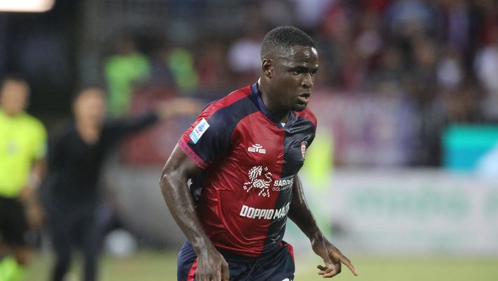 CAGLIARI, ITALY - AUGUST 24: Zito Luvumbo of Cagliari looks on during the Serie A match between Cagliari Calcio and ACF Fiorentina at Stadio Sant'Elia on August 24, 2025 in Cagliari, Italy. (Photo by Enrico Locci/Getty Images) Sky: “Paratici vuole un altro esterno: chieste informazioni per Luvumbo” - immagine 1