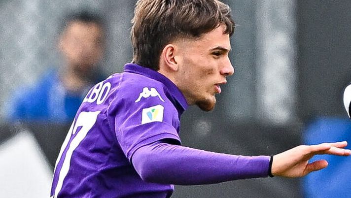 VINOVO, ITALY - OCTOBER 6: Luis Balbo of Fiorentina U20 (left) and Alessandro Ventre of Juventus U20 vie for the ball during the Primavera 1 match between Juventus U20 and Fiorentina U20 at Juventus Center Vinovo on October 6, 2024 in Vinovo, Italy. (Photo by Simone Arveda - Juventus FC/Juventus FC via Getty Images) Balbo (Fiorentina Primavera): “Mi ispiro a Marcelo. Sogno giocare di al Franchi” - immagine 1