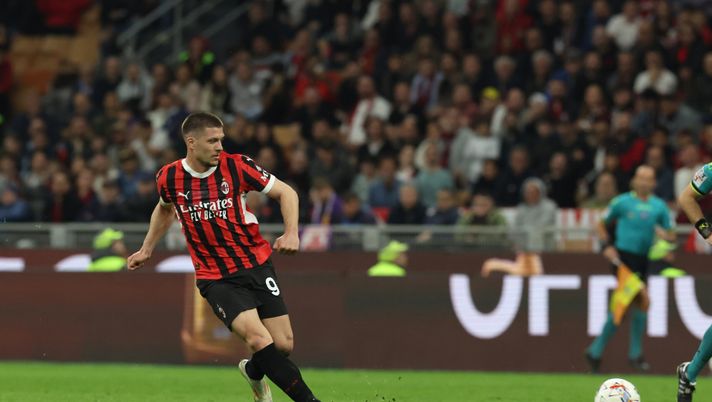 MILAN, ITALY - APRIL 05:  Luka Jovic of AC Milan in action during the Serie A match between AC Milan and Fiorentina at Stadio Giuseppe Meazza on April 05, 2025 in Milan, Italy. (Photo by Claudio Villa/AC Milan via Getty Images)  milan-fiorentina-interviste-dazn-sky-san-siro-diretta-live-risultato-serie-a-2