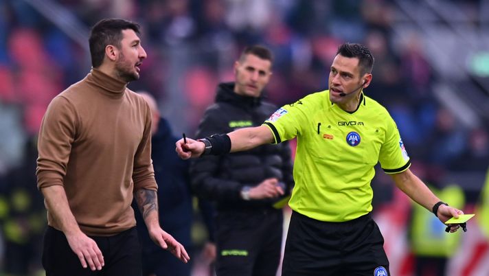 BOLOGNA, ITALY - JANUARY 18: Salvatore Bocchetti head coach of Monza reacts during the Serie A match between Bologna and Monza at Stadio Renato Dall'Ara on January 18, 2025 in Bologna, Italy. (Photo by Alessandro Sabattini/Getty Images) Bocchetti: “Ci siamo fatti schiacciare dal Bologna. Maldini?..” - immagine 1