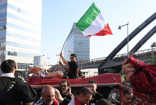 MILAN, ITALY - MAY 23: Alessandro Florenzi of AC Milan celebrate victory parade of 'Scudetto' Championship in an open-top bus through the streets of Milan on May 23, 2022 in Milan, Italy. (Photo by Claudio Villa/AC Milan via Getty Images) alessandro-florenzi-addio-calcio-ritiro-ufficiale-roma-psg-valencia-italia-nazionale-crotone
