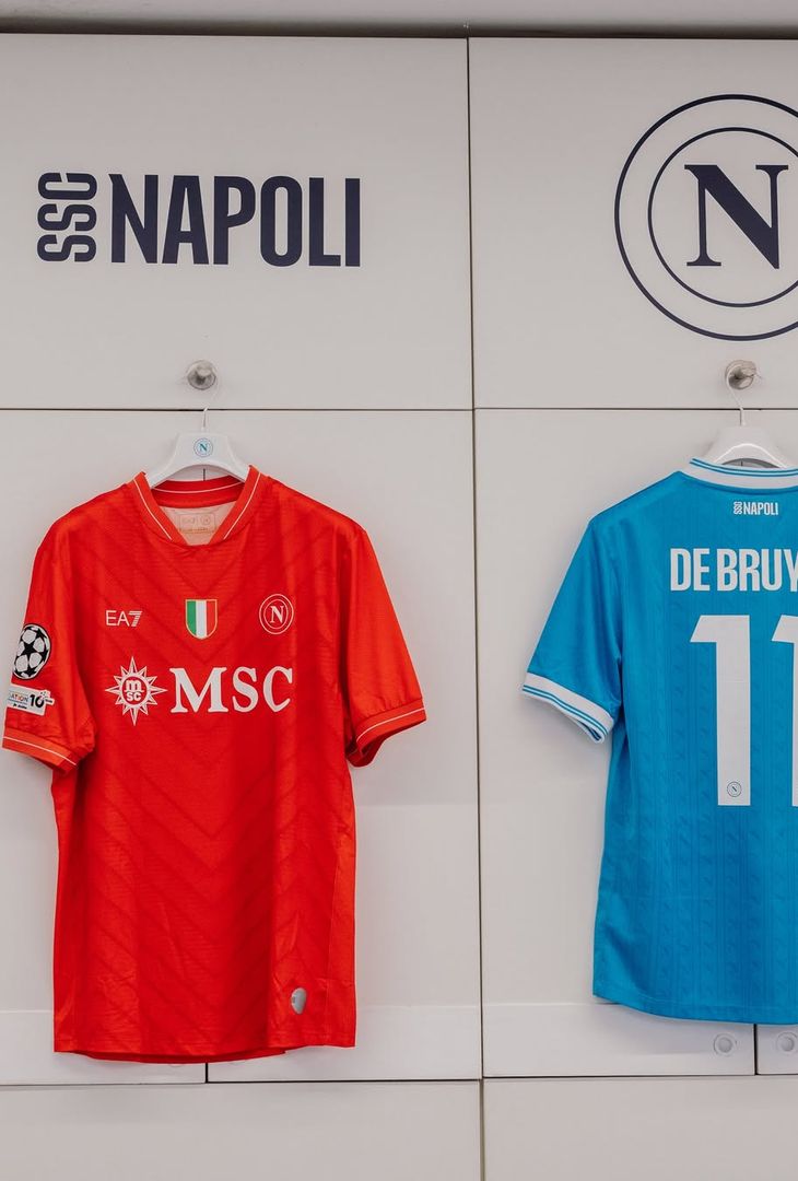 Sale l'attesa per il fischio d'inizio (fissato per le 21:00 odierne) di Napoli-Sporting Lisbona, gara valevole per la 2ª giornata della League Phase dell'annuale edizione di Champions. Per l'occasione, la squadra di Antonio Conte, come dimostra il seguente post pubblicato dalla società partenopea sul proprio account Instagram, scenderà in campo con indosso la maglia azzurra. Spunta, inoltre, un indizio per l'undici titolare dei padroni di casa: tra le foto compare la maglia di Vanja Milinkovic-Savic. È probabile, dunque, che il titolare tra i pali stasera sia il gigante serbo (a discapito di Alex Meret).