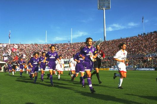 1 novembre 1996: Gabriel Batistuta (a sinistra) della Fiorentina e Paolo Maldini (a destra) del Milan guidano le loro squadre in campo prima di una partita di Serie A allo stadio Artemio Franchi di Firenze, Italia. Credito obbligatorio: Allsport UK /Allsport Feedback Fiorentina-Milan, le 5 partite più emozionanti tra Viola e rossoneri- immagine 2