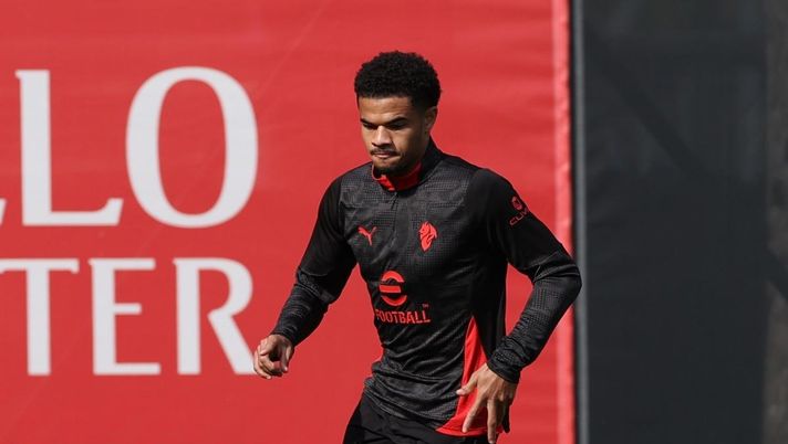 Zachary Athekame (difensore AC Milan), qui durante una seduta di allenamento a Milanello | Milan News (Getty Images) L'infortunio di Saelemaekers può essere un macigno per il Milan: Athekame incognita. E il mercato ...