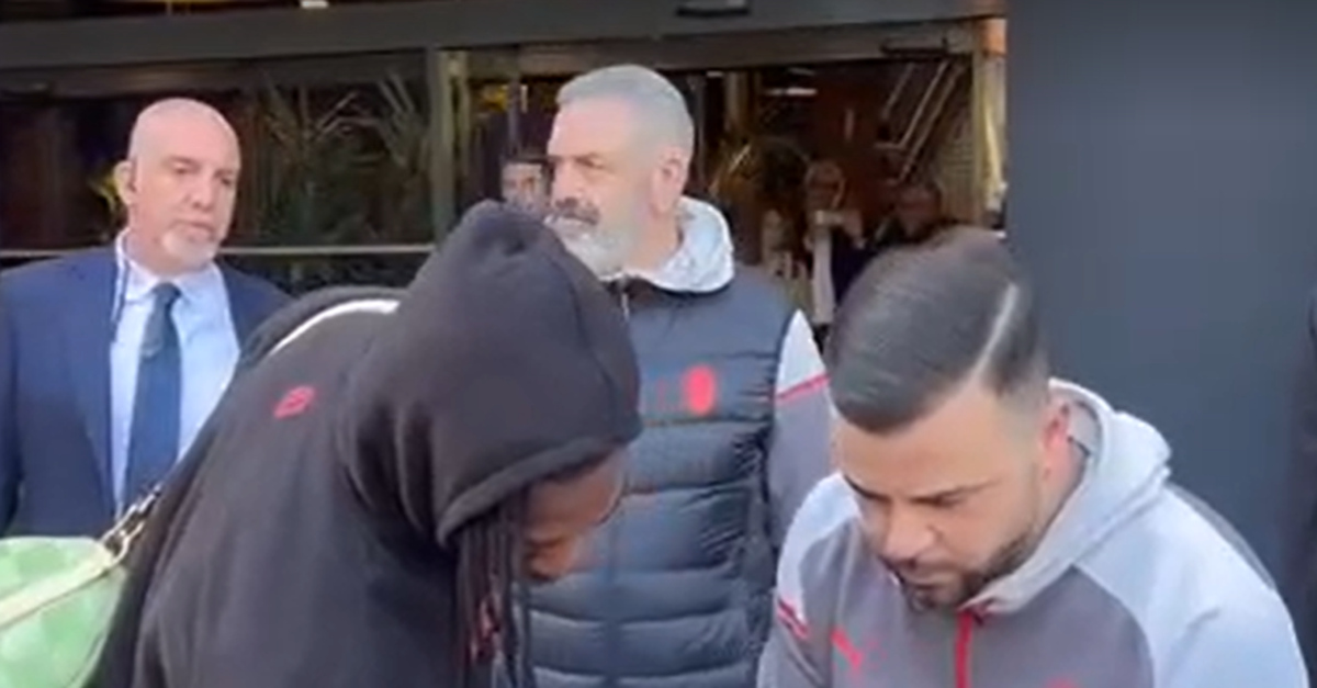 Video Milan Roma Leao Firma Autografi Ai Tifosi Presenti Pm News