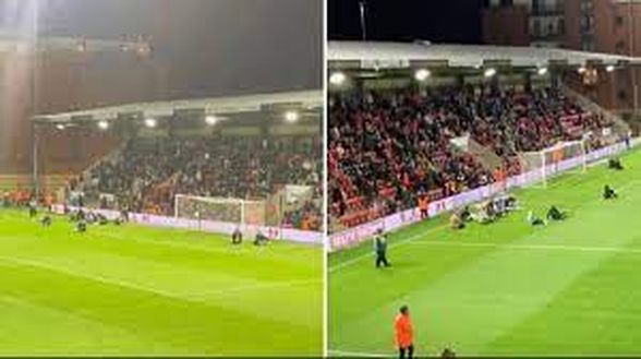 Leyton Orient: 74enne colto da malore, i tifosi entrano in campo per fermare la partita- immagine 2