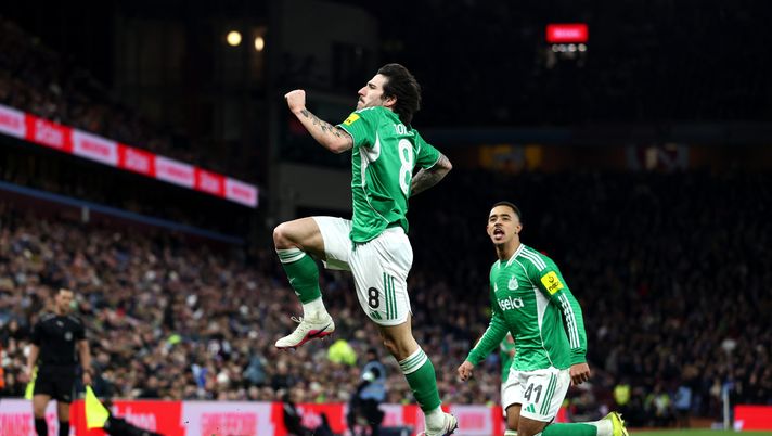 BIRMINGHAM, ENGLAND - FEBRUARY 14: Sandro Tonali of Newcastle United celebrates scoring his team's second goal during the Emirates FA Cup Fourth Round match between Aston Villa and Newcastle United at Villa Park on February 14, 2026 in Birmingham, England. (Photo by Dan Istitene/Getty Images) Il weekend degli italiani all’estero: doppietta di Tonali, Bove torna in campo e ko sonoro per Immobile- immagine 2