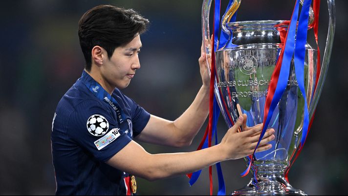 MONACO DI BAVIERA, GERMANIA - 31 MAGGIO: Lee Kang-in del Paris Saint-Germain reagisce mentre passa davanti al trofeo della UEFA Champions League dopo aver ritirato la medaglia d'oro dopo aver sconfitto l'FC Internazionale Milano, assicurando al Paris Saint-Germain la prima UEFA Champions League nella storia del club e un record di 5-0 in finale di UEFA Champions League, dopo la finale di UEFA Champions League 2025 tra Paris Saint-Germain e FC Internazionale Milano alla Munich Football Arena il 31 maggio 2025 a Monaco di Baviera, Germania. (Foto di Justin Setterfield/Getty Images) Psg-Atlético Madrid, Corea del Nord oscura il sudcoreano Lee Kang-in - immagine 1