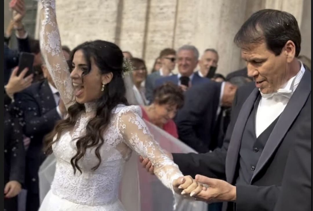 L’ex tecnico del Napoli Rudi Garcia, attualmente commissario tecnico del Belgio, convola a nozze con la giornalista Francesca Brienza. Spuntano le immagini della cerimonia che vedono l’allenatore francese in grande forma in uno stile tutto transalpino.