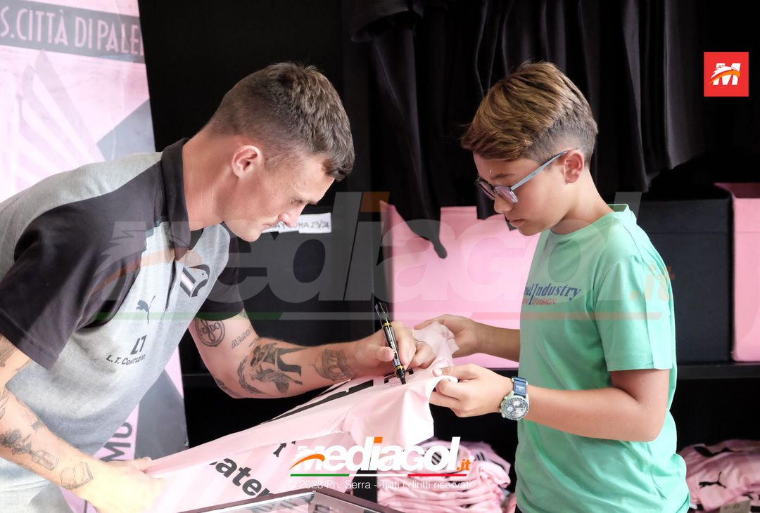 FOTO PALERMO: Liam Henderson incontra i tifosi allo Store Ufficiale (GALLERY) - immagine 43