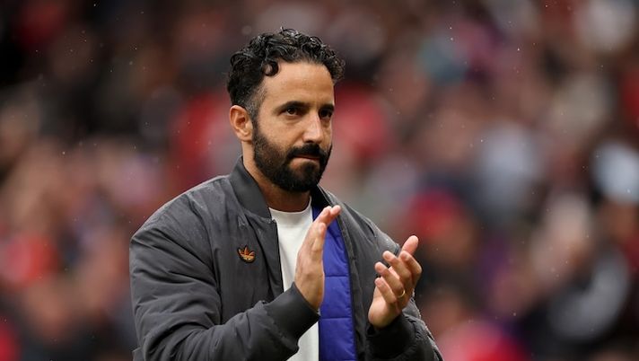 MANCHESTER, ENGLAND - AUGUST 30: Ruben Amorim, Manager of Manchester United, applauds the fans following the Premier League match between Manchester United and Burnley at Old Trafford on August 30, 2025 in Manchester, England. (Photo by Jan Kruger/Getty Images) Romano – Panchina Milan, sempre più Amorim: cos’ha confessato agli amici. Il vero ostacolo per Jaissle… - immagine 1