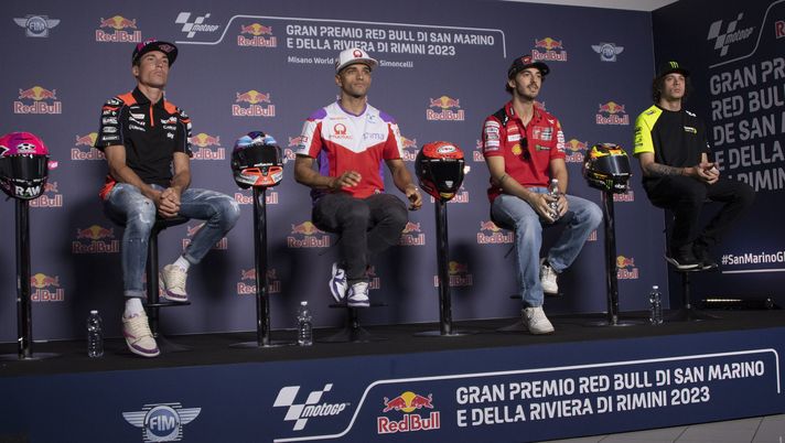 MISANO ADRIATICO, ITALY - SEPTEMBER 07: (L-R) Aleix Espargaro of Spain and Aprilia Racing, Jorge Martin of Spain and Pramac Racing, Francesco Bagnaia of Italy and Ducati Lenovo Team and Marco Bezzecchi of Italy and Mooney VR46 Racing Team look on during the press conference pre-event during the MotoGP Of San Marino - Previews at Misano World Circuit on September 07, 2023 in Misano Adriatico, Italy. (Photo by Mirco Lazzari gp/Getty Images) Gp Misano, Martin firma il record della pista: può ripetersi in gara? - immagine 1