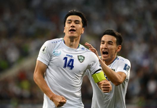 TASHKENT, UZBEKISTAN - 10 GIUGNO: Eldor Shomurodov dell'Uzbekistan festeggia il secondo gol della sua squadra durante la partita di qualificazione alla Coppa del Mondo FIFA tra Uzbekistan e Qatar al Milliy Stadioni il 10 giugno 2025 a Tashkent, Uzbekistan. (Foto di Anvar Ilyasov/Getty Images) Uzbekistan, prima storica qualificazione ad un Mondiale: ecco il premio ai calciatori- immagine 2