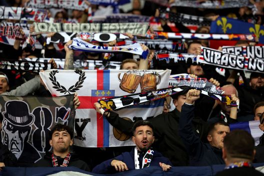 Glasgow, Scozia - 3 ottobre 2024: Tifosi dell'Olympique Lione durante la partita contro i Rangers. (Foto d Ian MacNicol/Getty Images) L’Olympique Lione resta in Ligue 1, è ufficiale: annullata la retrocessione- immagine 3