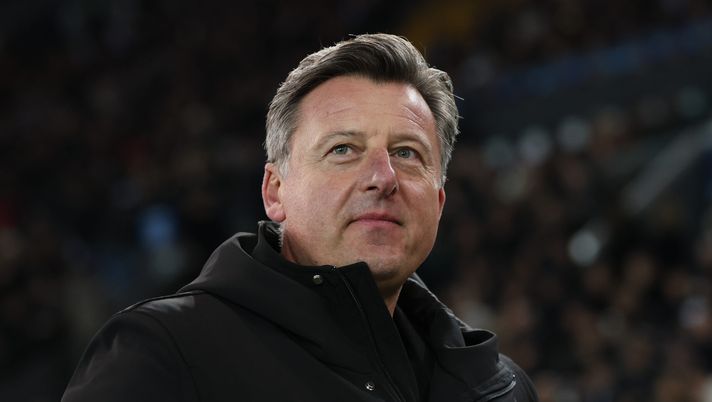 UDINE, ITALY - MARCH 14: Kosta Runjaic, manager of Udinese, looks on during the Serie A match between Udinese Calcio and Juventus FC at Stadio Friuli on March 14, 2026 in Udine, Italy. (Photo by Timothy Rogers/Getty Images) Serie A, Runjaic è l’allenatore del mese di maggio! Sarà premiato in Napoli-Udinese - immagine 1