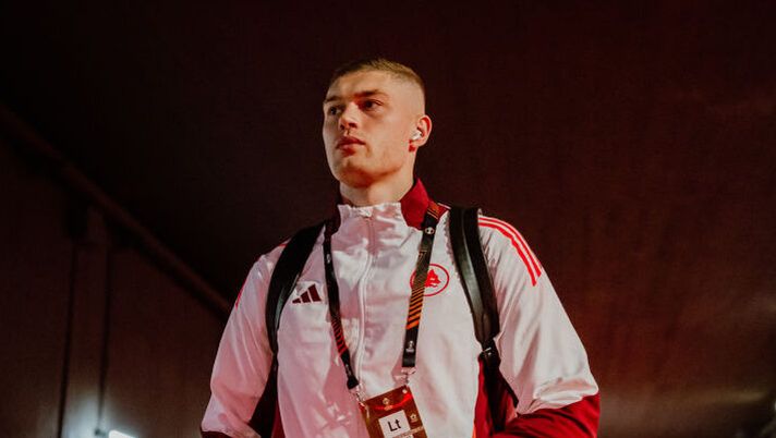 ROME, ITALY - JANUARY 30: AS Roma player Artem Dovbyk arrives at the stadium prior to the UEFA Europa League 2024/25 League Phase MD8 match between AS Roma and Eintracht Frankfurt at Stadio Olimpico on January 30, 2025 in Rome, Italy. (Photo by Fabio Rossi/AS Roma via Getty Images) Dovbyk: “Ce l’hanno con me per questo maledetto fantacalcio: per loro dovrei fare due gol a partita” - immagine 1