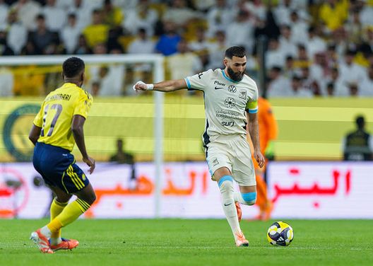 Riyadh, Arabia Saudita- 28 ottobre 2025: A destra, Karim Benzema, attaccante e capitano dell'Al-Ittihad. (Foto di Abdullah Ahmed/Getty Images)